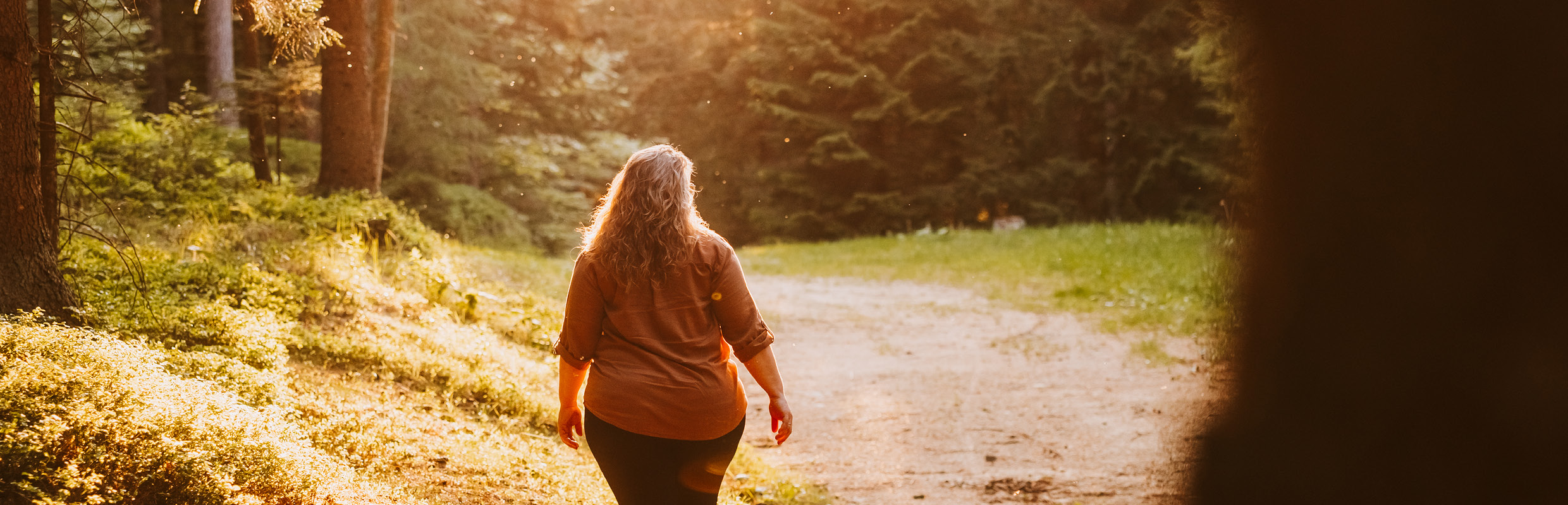Maria gehend im Wald bei interessanter Lichtstimmung