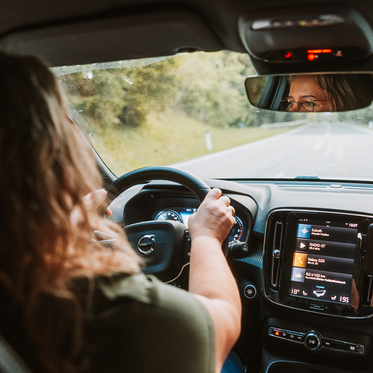 Maria im Auto sitzend auf dem Weg zu einem Medium Mobil Gespräch.